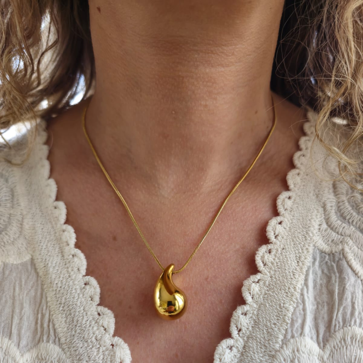 COLLAR GOTA DORADO